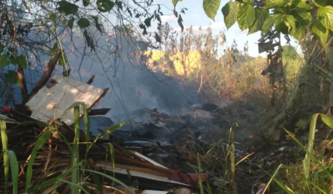 Corpo de Bombeiros controlam incêndio em matagal