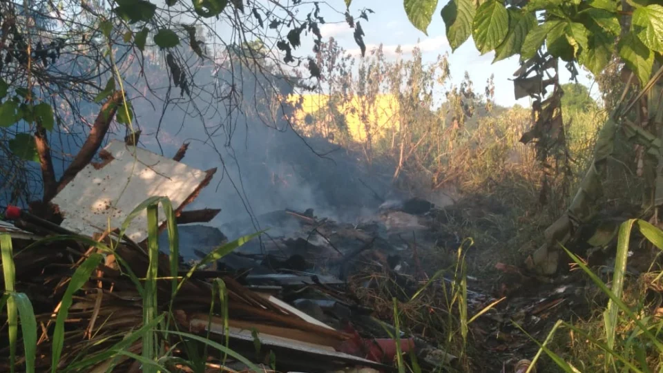 Corpo de Bombeiros controlam incêndio em matagal