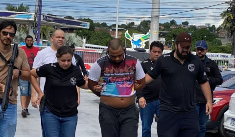 Venezuelano suspeito de matar compatriota chega em Manaus após ser preso em Roraima