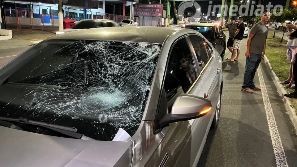 Pedestre é violentamente atropelado a 20 metros de passarela na Torquato Tapajós