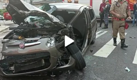 Acidente entre carro de aplicativo e micro-ônibus no Centro de Manaus deixa três feridos
