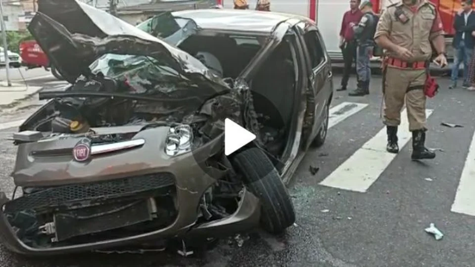 Acidente entre carro de aplicativo e micro-ônibus no Centro de Manaus deixa três feridos
