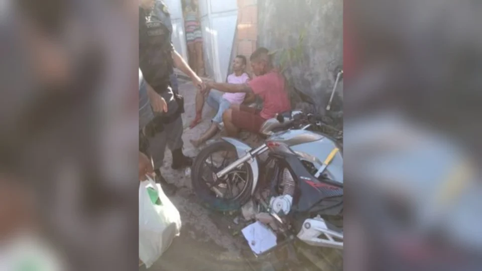 Mãe e filha são assaltadas e motorista de aplicativo atropela criminosos, em Flores