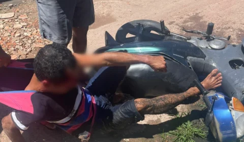 VÍDEO: ladrão cai de moto ao tentar roubar bolsa de vítima e é espancado por moradores