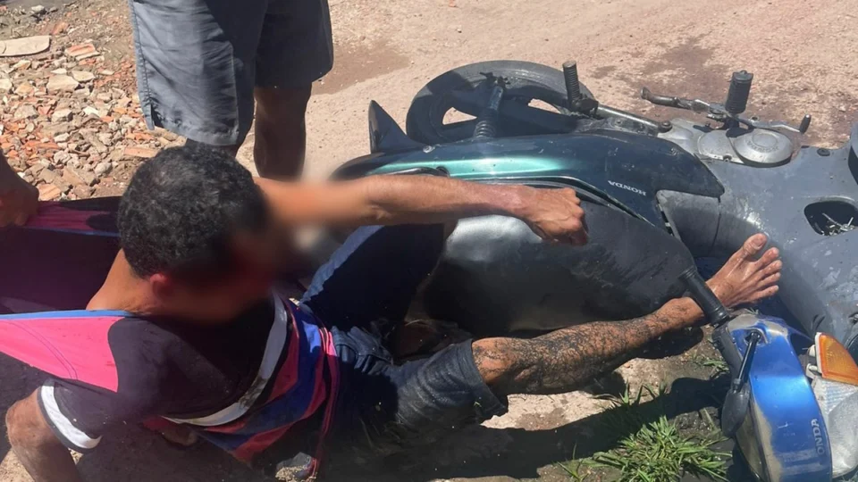 VÍDEO: ladrão cai de moto ao tentar roubar bolsa de vítima e é espancado por moradores