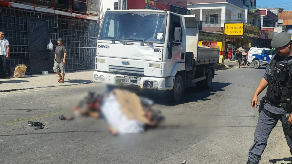 IMAGENS: motociclista morre em colisão com caminhão no bairro Grande Vitória