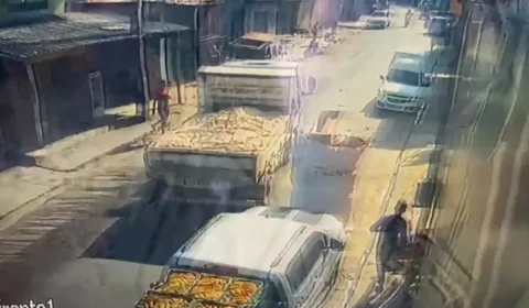 Veja o momento em que motoboy morre atropelado por caçamba em Manaus