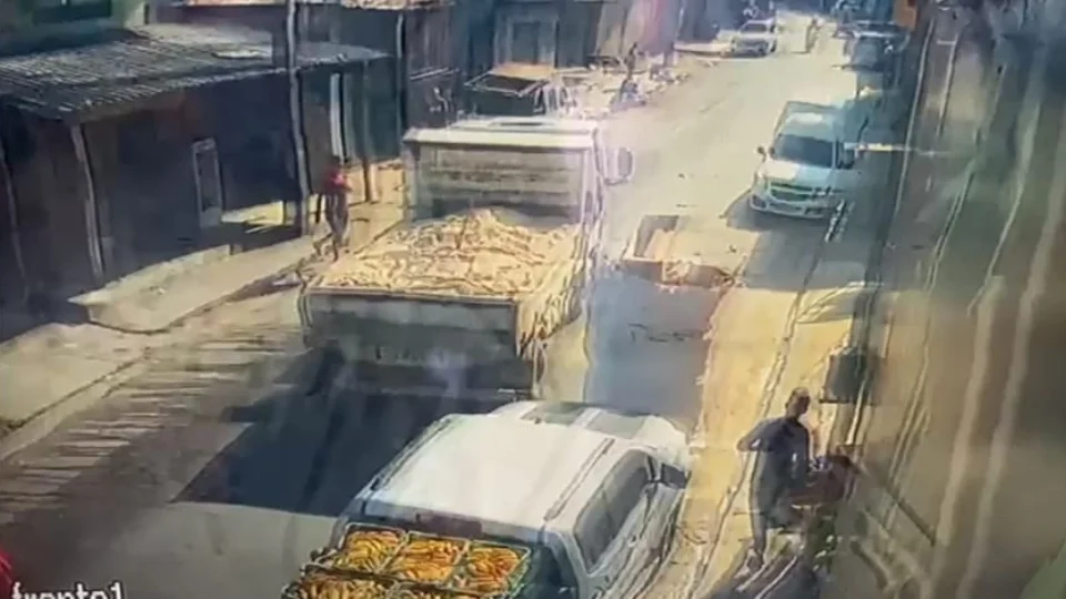 Veja o momento em que motoboy morre atropelado por caçamba em Manaus