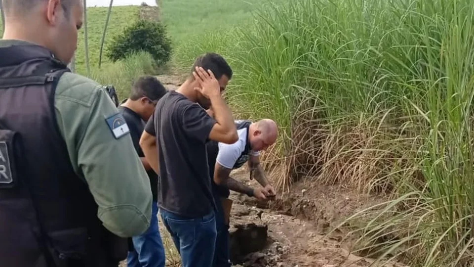 Homem confessa ter matado família e queimado os corpos após dívida com agiota
