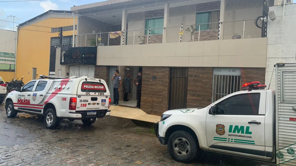 Caminhoneiro mata esposa com 14 facadas