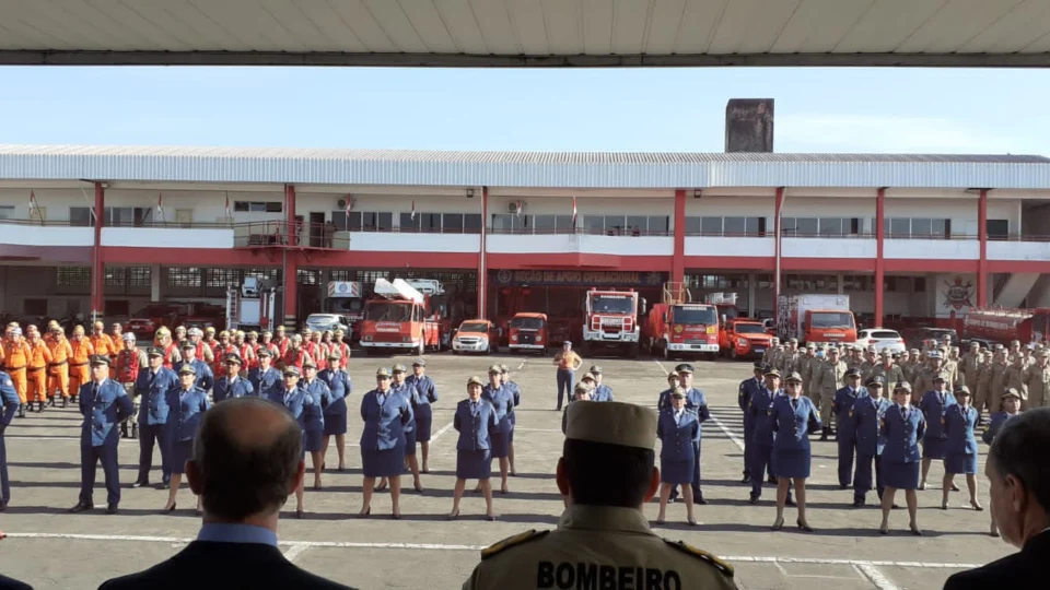 Corpo de Bombeiros forma novos oficiais e praças