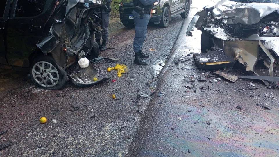 Grave acidente deixa 3 pessoas feridas e carros destruídos na AM-010