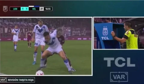 Atacante é expulso por tocar nas partes íntimas de adversário