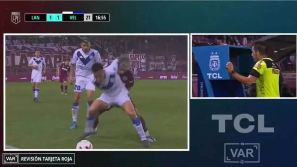 Atacante é expulso por tocar nas partes íntimas de adversário