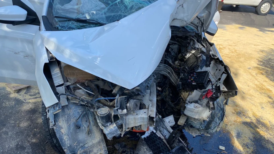 Vítima fica presa às ferragens em acidente de trânsito em Manaus