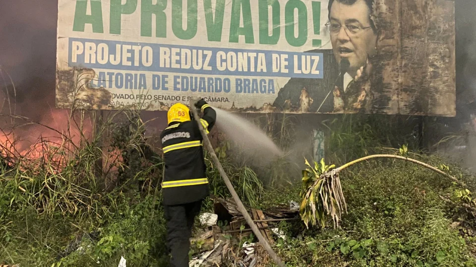 VÍDEO: Outdoor de político pega fogo em avenida de Manaus