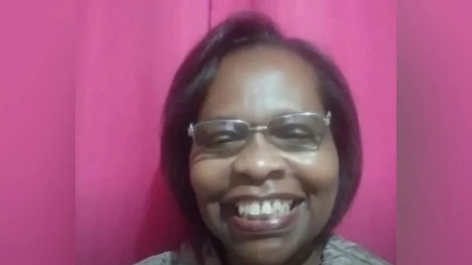 Homem mata e esconde corpo da namorada em galpão