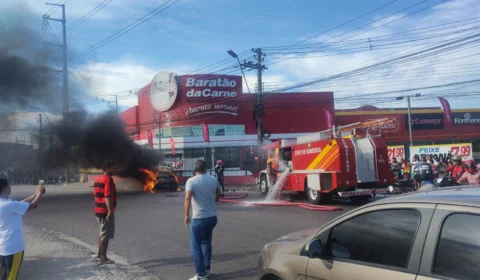 Carro pega fogo e causa transtornos na Bola do Produtor