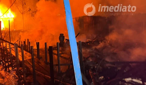 VEJA VÍDEO: Incêndio de grandes proporções atinge várias casas no São Jorge