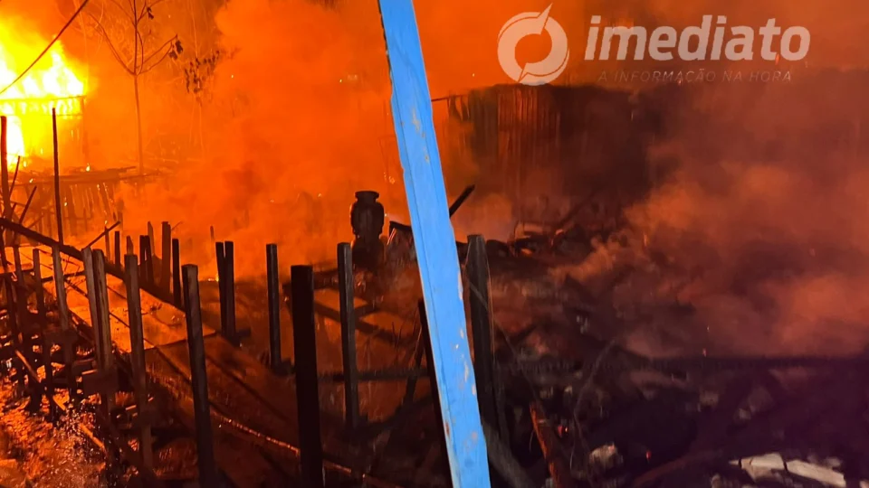 VEJA VÍDEO: Incêndio de grandes proporções atinge várias casas no São Jorge