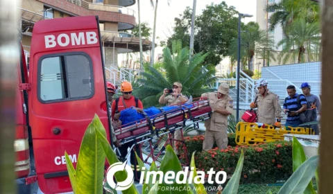 Funcionários ficam pendurados após andaime despencar 