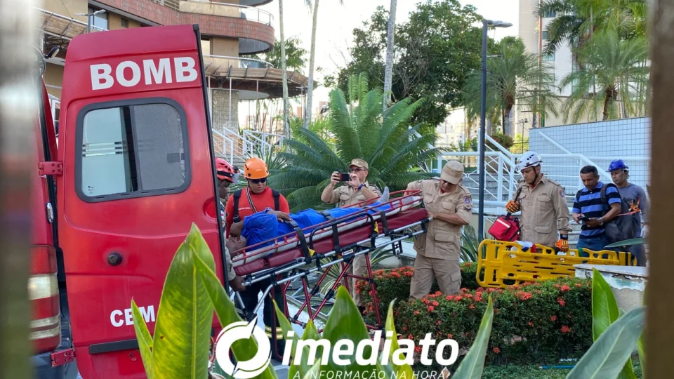 Funcionários ficam pendurados após andaime despencar 