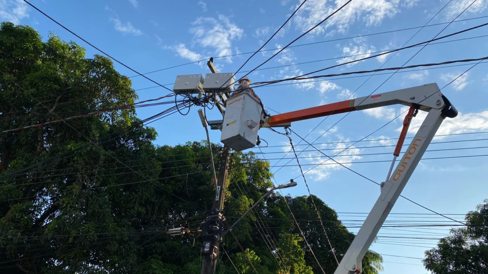Moradores denunciam instalação de medidores aéreos no bairro Colônia