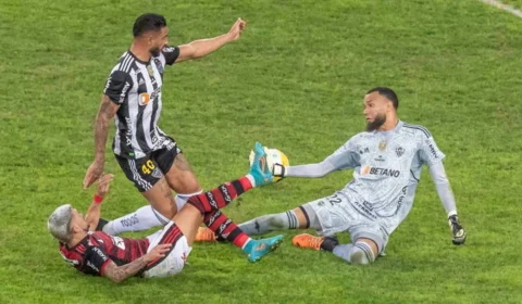 Com dois gols de Arrascaeta, Flamengo vence o Atlético e está nas quartas da competição