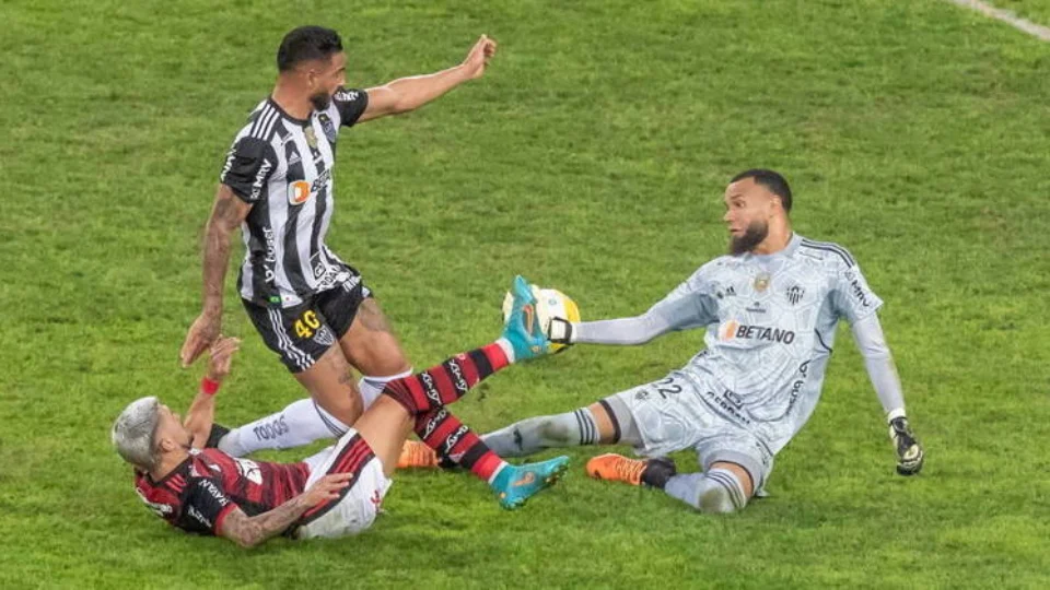 Com dois gols de Arrascaeta, Flamengo vence o Atlético e está nas quartas da competição