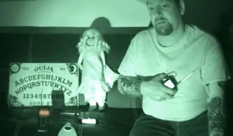 Homem é isolado da família por ter “boneca demônio” de 119 anos