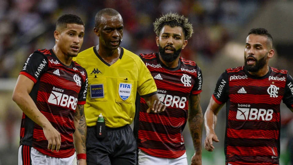 CBF afasta árbitros após polêmica atuação em Flamengo X Athletico