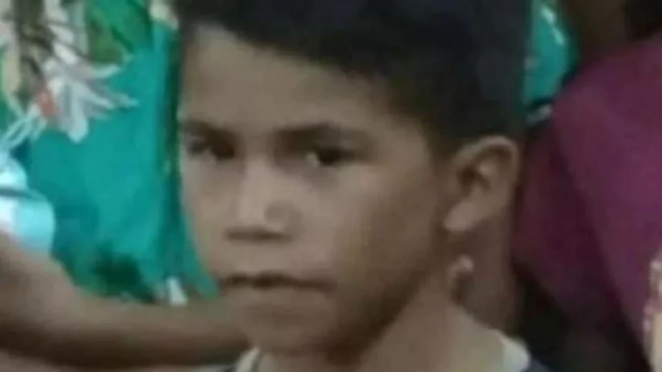 Menino de 8 anos morre soterrado enquanto brincava em ramal