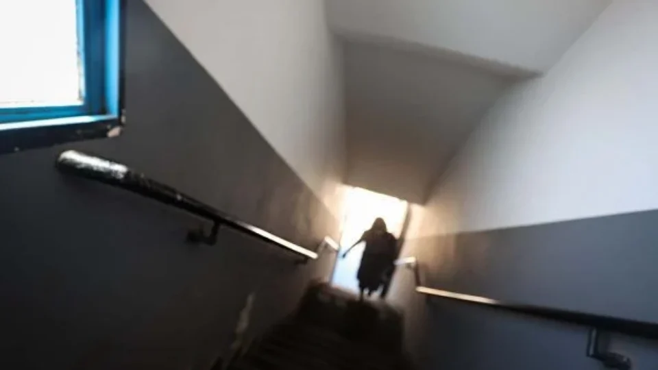 Homem dopa esposa, abusa dela e tenta se matar após o crime