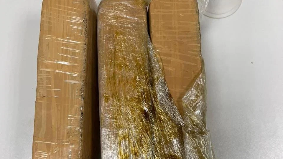 Mulher é presa ao receber drogas pelo correio