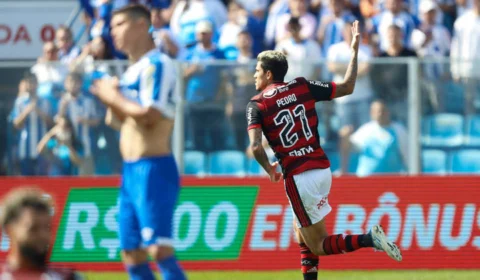 Pedro marca dois, Vidal estreia e Flamengo vence Avaí na Ressacada