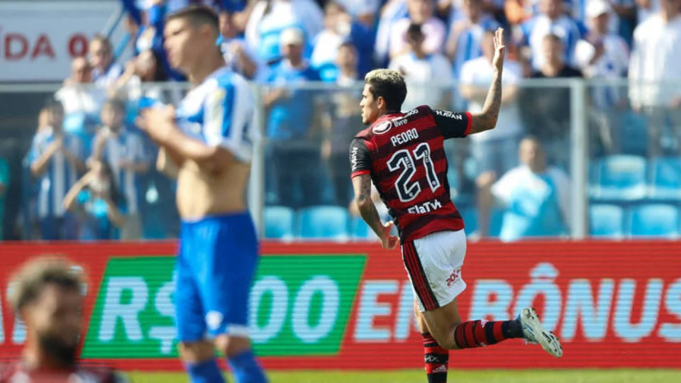 Pedro marca dois, Vidal estreia e Flamengo vence Avaí na Ressacada