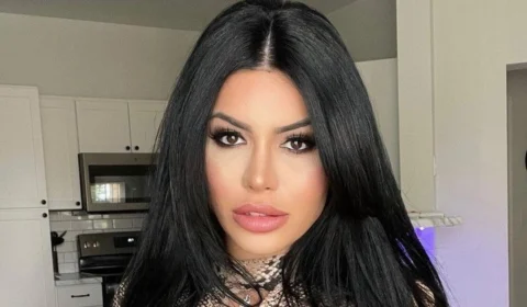 Influenciadora perde umbigo após procedimento estético