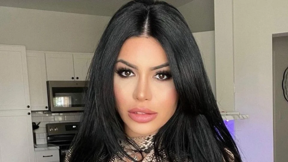 Influenciadora perde umbigo após procedimento estético