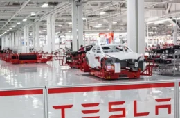 Funcionários processam a Tesla por injúria racial