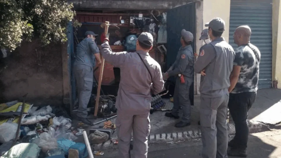 Homem desaparece dentro da própria casa por causa do entulho