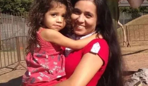 Mãe é presa por matar filha de 3 anos e agredir outro filho com um espelho