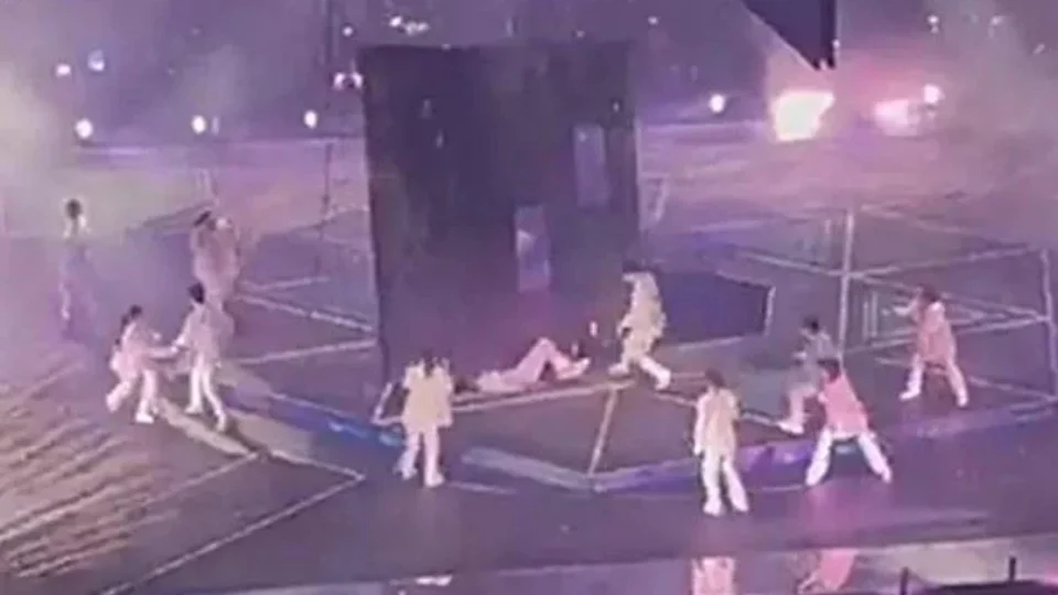 Telão esmaga dançarino de boyband durante show