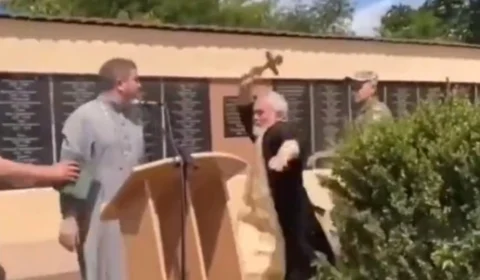 Padre agride capelão com uma cruz durante discurso fúnebre