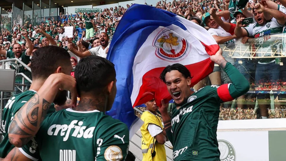 Palmeiras vence o Inter com gol no fim e mantém folga na liderança