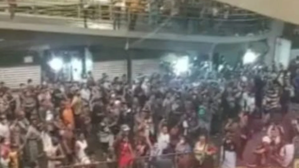 VEJA VÍDEO: Passageiros se revoltam com atraso de ônibus no T4 e depredam coletivo