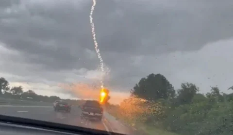Mulher filma momento em que raio atinge carro do marido