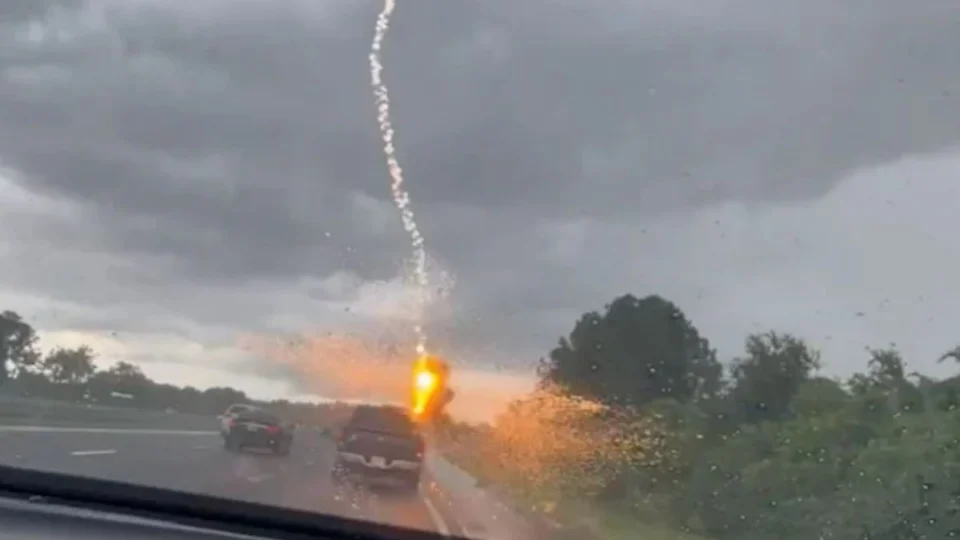Mulher filma momento em que raio atinge carro do marido