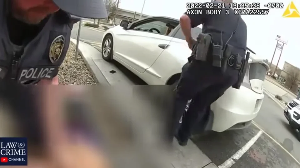 Menino de 4 anos atira em policiais para livrar pai de prisão