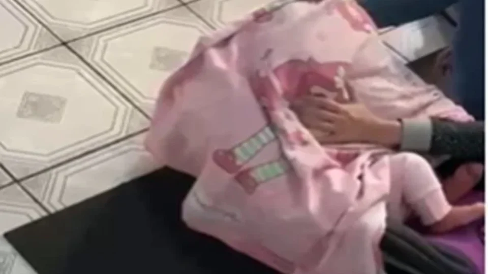 Vídeos mostram maus-tratos de diretora contra crianças em creche