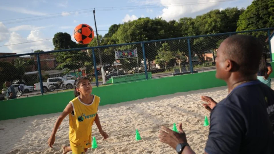 Mais de 1,2 mil crianças e adolescentes treinam com o ‘Mais Futevôlei nos Bairros’